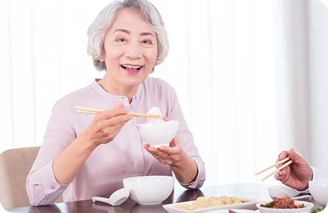 틀니의 유지력을 극대화하여 저작 기능을 향상시키고 편안한 식사와 일상생활을 돕는 영도 편한치과 견고한 틀니 시스템