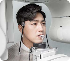 디지털 장비를 활용해 치아 배열과 골격 구조를 다각도로 분석하기 위한 영도 편한치과 사진 및 X-ray 촬영 단계