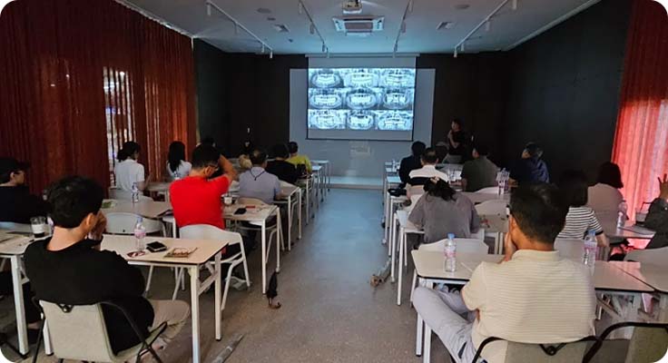치과의사를 대상으로 임플란트 가이드 및 브라이트 임플란트 선택법을 강의하는 편한치과
